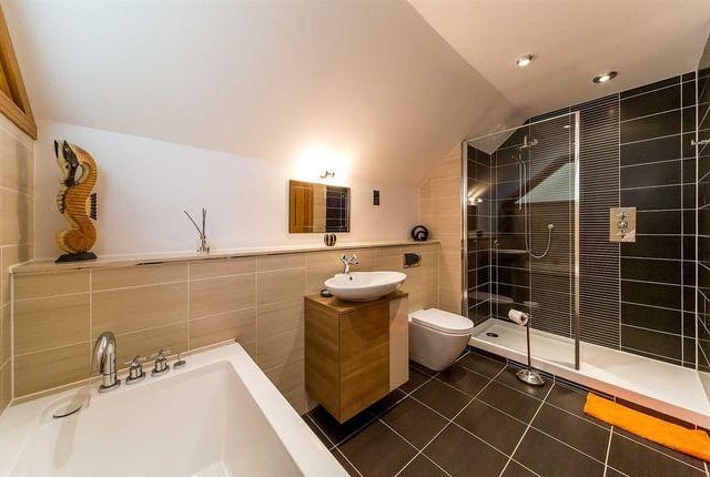 Luxurious en suite bathroom