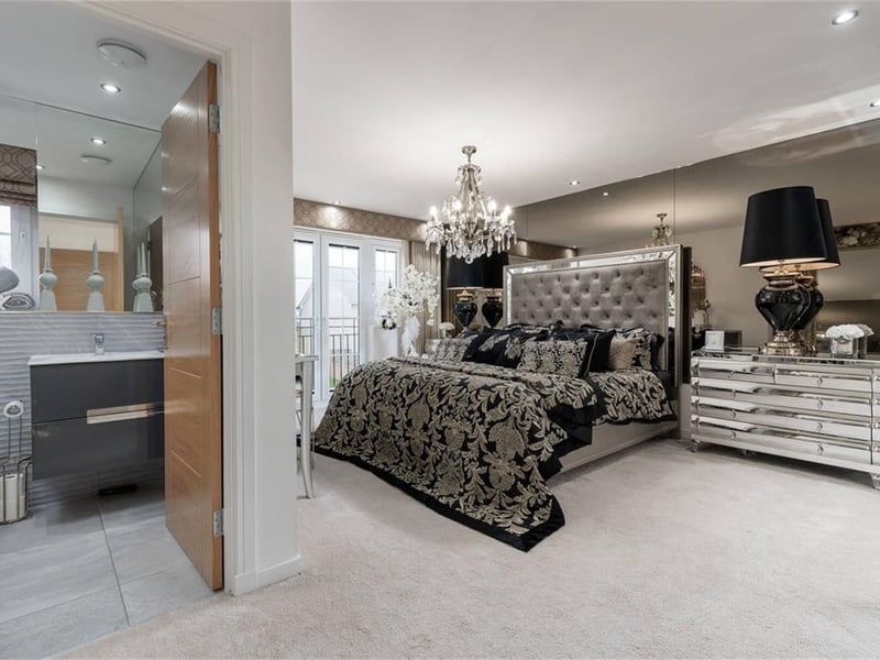 Principal bedroom.