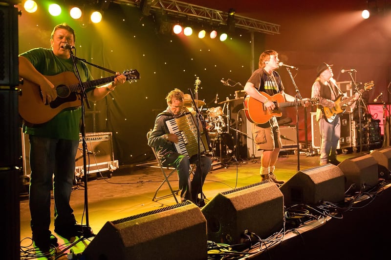 Fife's greatest folk rockers, Dunragan, headlined a series of brilliant Hogmanay gigs which had folk dancing on the tables.