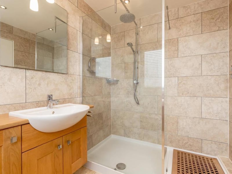 Shower room.