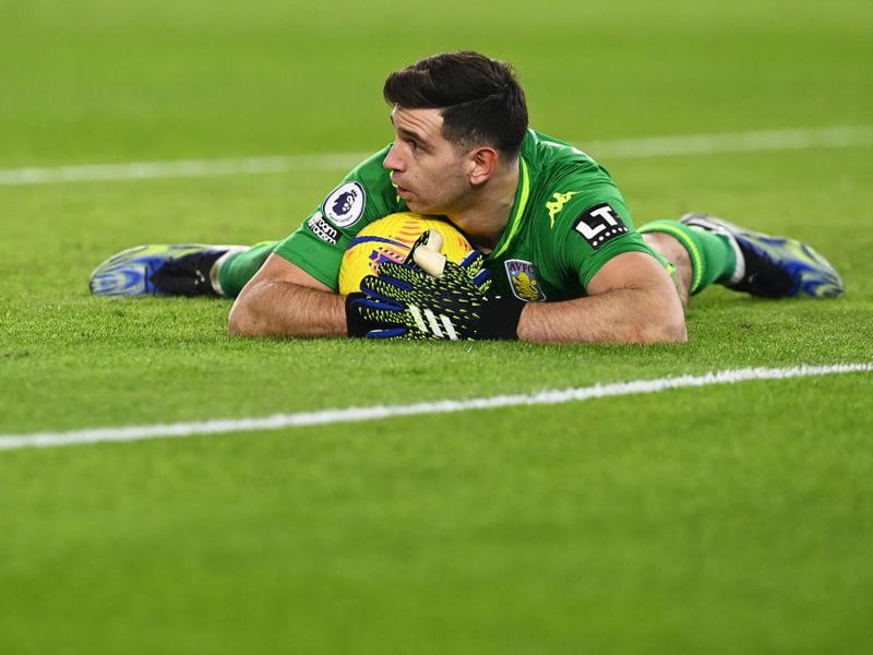 Manchester United are lining up a surprise move for Aston Villa goalkeeper Emiliano Martinez with David de Gea and Sergio Romero on course to leave the club at the end of the season. (Football Insider)
