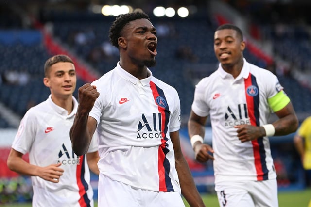 Nottingham Forest have made an offer to sign young PSG central defender Loic Mbe Soh. (La Parisien)