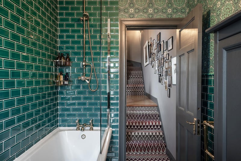 One of the stunning, bold bathrooms found in Tilmahara.