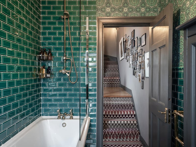 One of the stunning, bold bathrooms found in Tilmahara.
