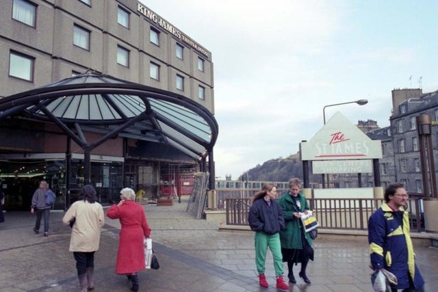 Here you can see the exterior of the St James Shopping centre at the east end of Princes Street, after its refurbishment in January 1992. Of course now the centre doesn’t exist any more, and is currently being developed into the St James Quarter.