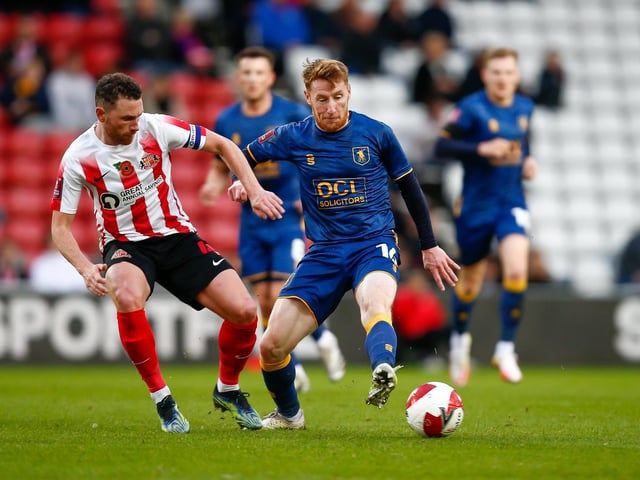 Stephen Quinn battles for the ball.