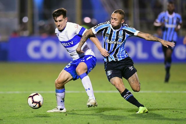 Chilean Universidad Catolica Juan Cornejo (L) vies for the ball with Brazil's Gremio footballer Everton Soares (R) during a Copa Libertadores football match at the San Carlos de Apoquindo Stadium in Santiago, on April 04, 2019.