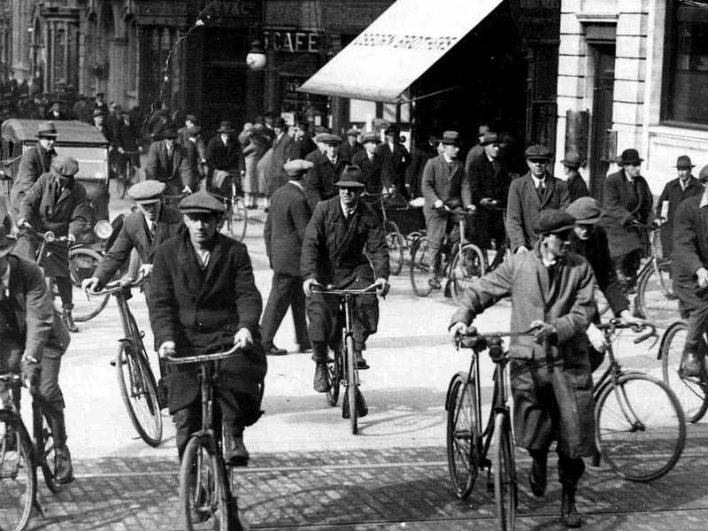 Edinburgh Road 1920's.
Dockyardmen at outmuster crossing tramlines at the Commercial Road Junction with Edinburgh Road, Portsmouth
