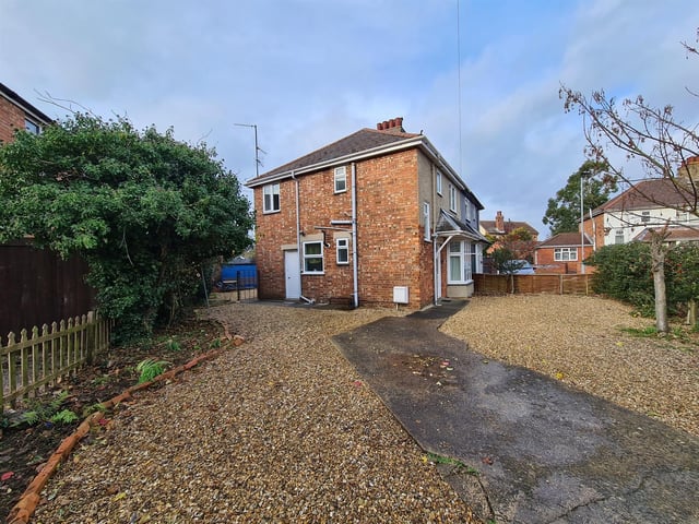 Situated in a popular spot in West Town, within walking distance to the city centre, train station and local gym, this property is ideally suited to first time buyers looking to get on the ladder. Price: Offers over £210,000
