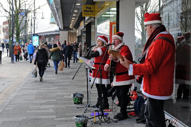 Buskers entertain Christmas Shoppers with Christmas Songs outside the Frenchgate Centre. Picture: NDFP-22-12-20-ChristmasShopping 2-NMSY