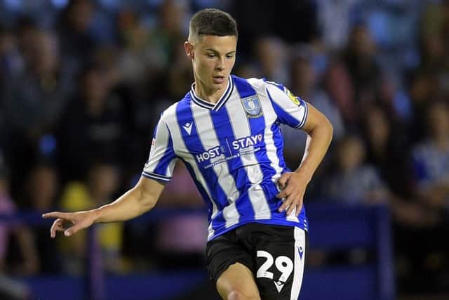 Sheffield Wednesday's Alex Hunt looks set to join League Two side Grimsby Town.