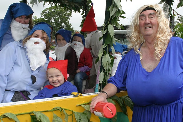 Tideswell carnival, snow white and her seven dwarves