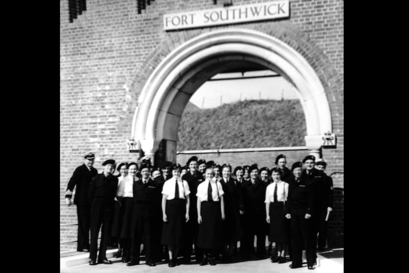 Wrens outside Fort Southwick in 1956.  
Duty Wrens pose outside Fort Southwick with their C/O Commander Titheridge.