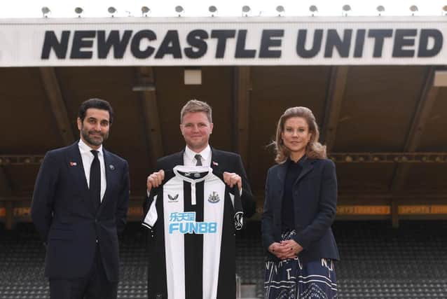 Newcastle United head coach Eddie Howe alongside part-owners Amanda Staveley and Mehrdad Ghodoussi. (Photo by Stu Forster/Getty Images)