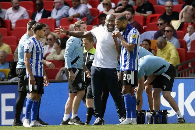 Owls boss Darren Moore with instructions to Michael Ihiekwe going into extra time    PIc Steve Ellis