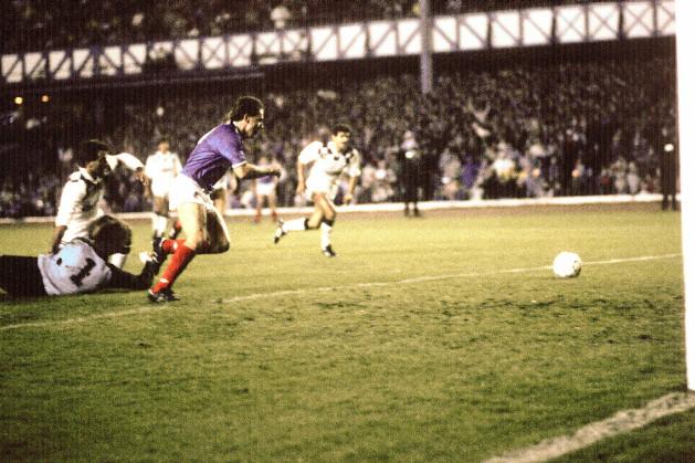 McCoist's third European goal came on October 22, 1986 when he rounded goalkeeper Guy Hubart in a 2-1 win over the Portuguese side