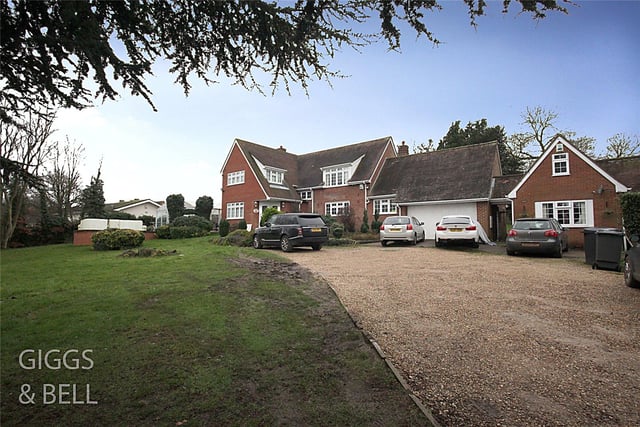 This 4 bedroom mansion is found in the popular village of Streatley, just on the northern outskirts of Luton and features a large detached garage as well as a separate annexe.