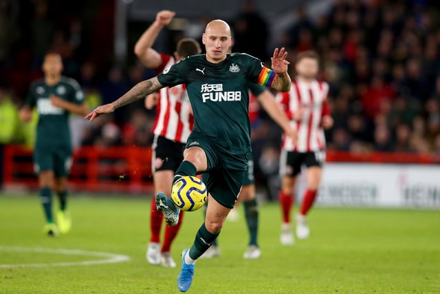 Newcastle United midfielder Jonjo Shelvey is good enough to play for Barcelona - but he plays too much golf, according to team-mate Matt Ritchie. (Express)