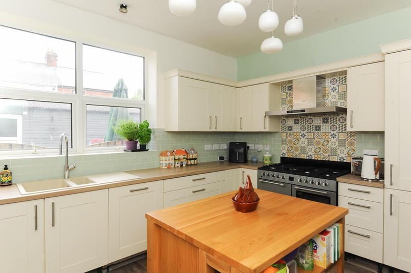 The property boasts a "modern, fitted breakfast kitchen with integrated appliances".