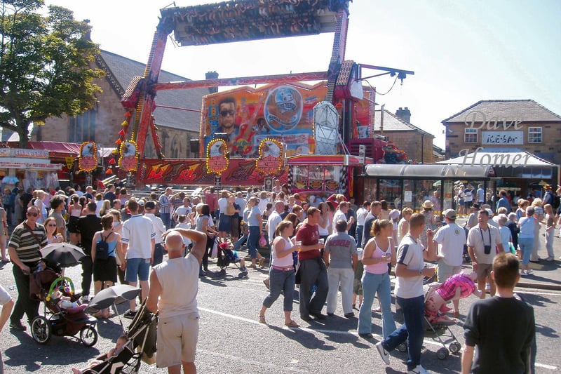 Crowds enjoying the fair in the sunshine in 2003