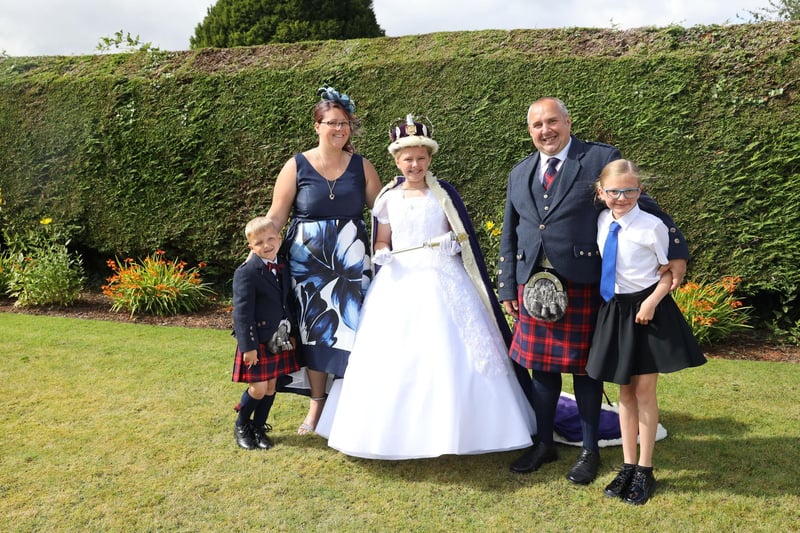 Queen Ellie with mum Laura, dad Thomas, brother Koen and sister Kallie.
