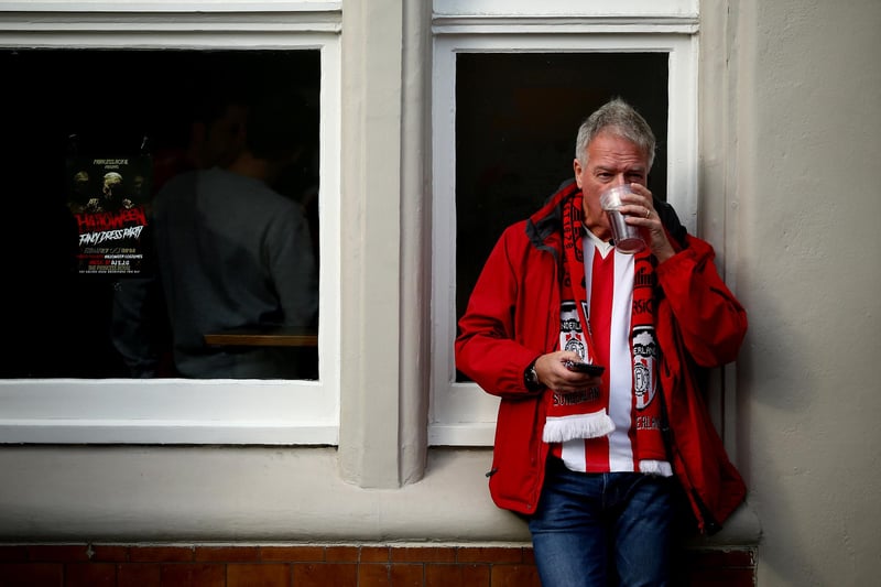 A Sunderland fan drinks prior to the Sky Bet Championship match between Brentford and Sunderland at Griffin Park.