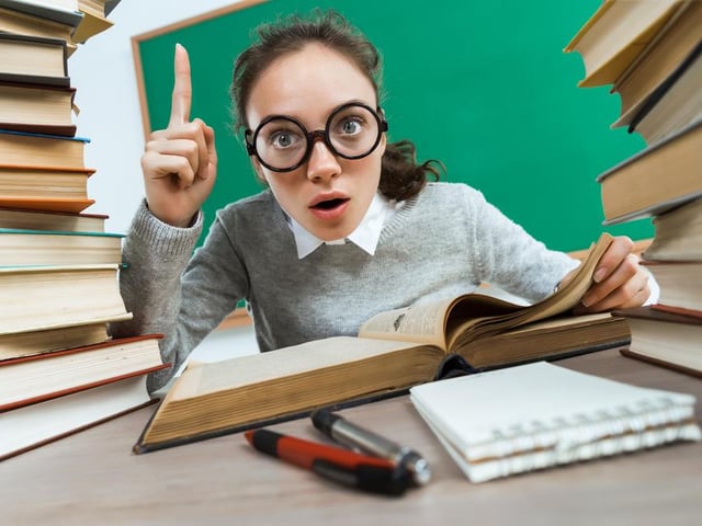 To know, be aware of, apprehend, learn. "Ken that book we talked about the other day..."