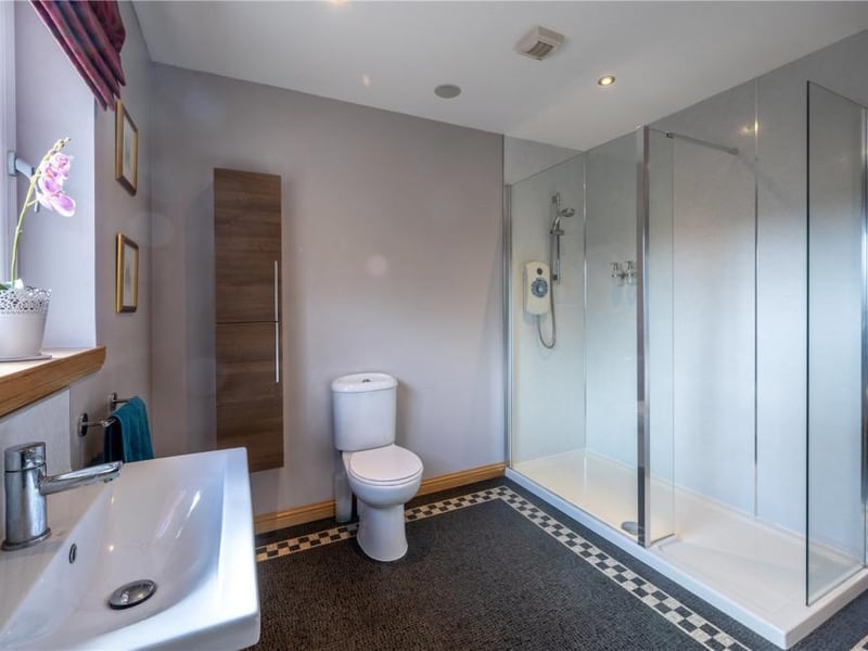 Shower room.