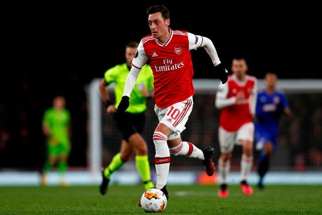 Arsenal want to re-open talks with Mesut Ozil over terminating his contract before the January transfer window. (Daily Mail)