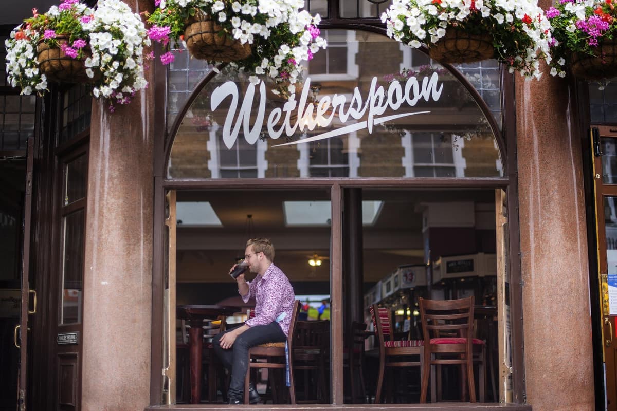 Wetherspoons verbietet Gästen, Musik über die Lautsprecher ihrer ...