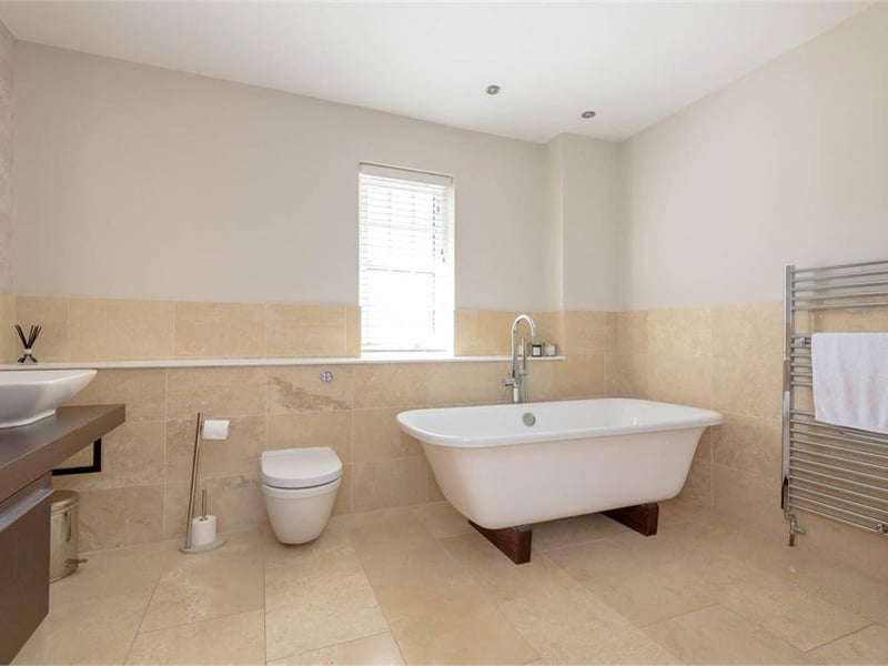 Principal bedroom en-suite.