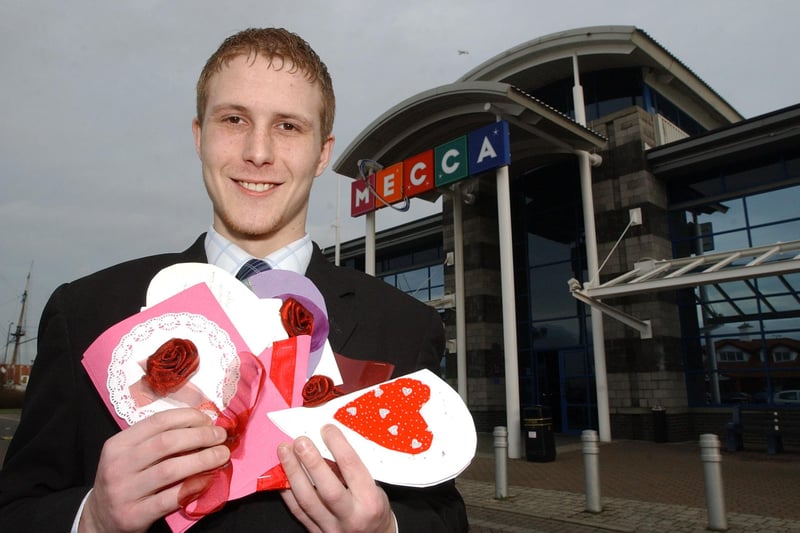 Darren Chaffey from the Mecca bingo hall was trying to break a world record in 2008, by collecting the biggest number of Valentine's cards ever received by one person. Did he beat the record?