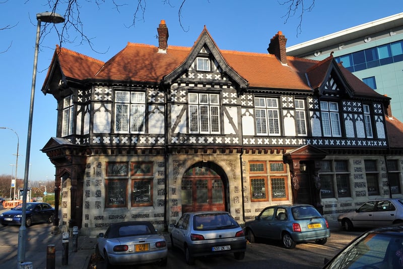 This pub was designed by architect A H Bone and is similar to the White Swan, now Brewhouse and Kitchen in Guildhall Walk. It shut down in 2005 and has since been turned into office space and private accommodation.
