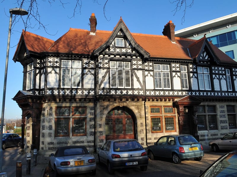 This pub was designed by architect A H Bone and is similar to the White Swan, now Brewhouse and Kitchen in Guildhall Walk. It shut down in 2005 and has since been turned into office space and private accommodation.