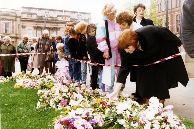 Marti Caine Funeral - People view flowers in Sheffield - 13 November 1995