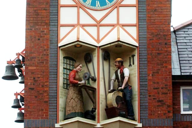 The Orchard Square clock strikes and Elsie the buffer girl and Fred the grinder appear, October 10, 2006