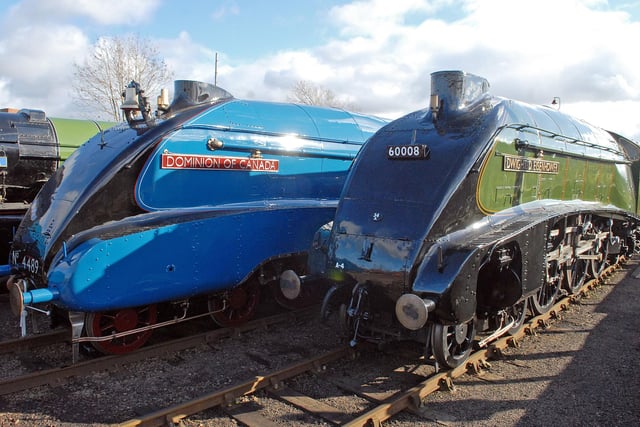 Two iconic steam locomotives visited Chesterfields Barrow Hill Roundhouse. Unveiling of a plaque commemorating the historic 90mph runs in 2013 in honour of Mallard's world steam speed record in July 1938. The A4 will be lined up alongside its sister A4s visiting from Canada and America and A2 Blue Peter.