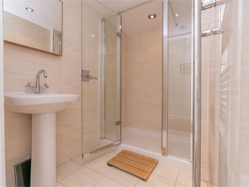 Shower room.