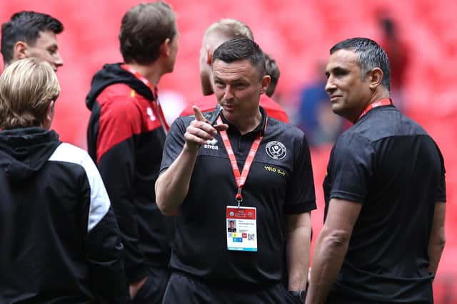 Sheffield United manager Paul Heckingbottom speaks with his coaching staff including Jack Lester and Stuart McCall: Darren Staples / Sportimage
