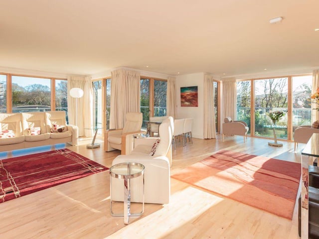 3 bed flat to rent - £3,000 pcm (£692 pw).