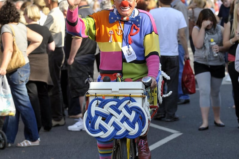 Knotty the clown, Anthony Ray, making his way down Albert Road in 2008. PICTURE: ALLAN HUTCHINGS (083941-766)