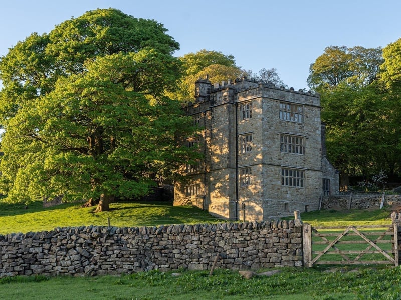 Hathersage has strong literary connections - having inspired Charlotte Brontë while she was writing Jane Eyre. The nearby North Lees Hall (pictured here) also became the main inspiration for Thornfield Hall. The Grave of Little John, Robin Hood’s second-in-command, can be found at St. Michael’s Church in the heart of Hathersage. While there is little evidence proving he is buried here, ballads suggest that he originated from Hathersage and settled there again later in his life.