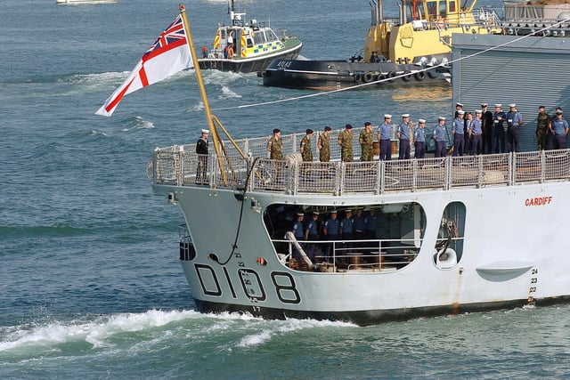 14th July 2005. Paying off. HMS Cardiff makes her way into Portsmouth, under the Command of Commander Mike Beardall 
Picture: Malcolm Wells/The News Portsmouth ( 053301-46 )