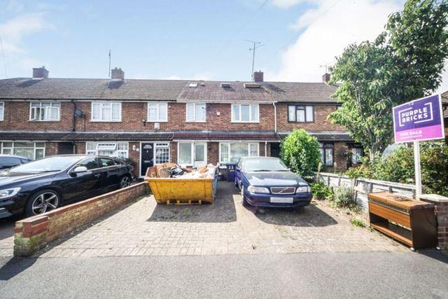 This five bedroom, one bathroom property offers a Luton and Dunstable borders location with no onward chain. The property consists of an entrance hall, a spacious lounge, fitted kitchen/diner, five large bedrooms, a family bathroom, large driveway and rear garden. 275,000 GBP