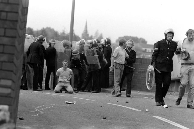 Riot police and pickets  at Orgreave