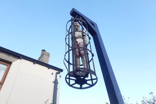 A model of Spence Broughton hanging outside The Noose & Gibbet Inn on Broughton Lane in Attercliffe, Sheffield. Broughton was convicted in 1792 of highway robbery. He was executed and his body was left hanging on Attercliffe Common for more than 35 years as a warning to others.