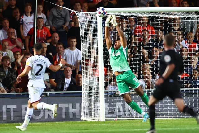 Luton, England, 26th August 2022.   Jordan Amissah of Sheffield Utd pushes a shot over the bar during the Sky Bet Championship match at Kenilworth Road, Luton. Picture credit should read: David Klein / Sportimage