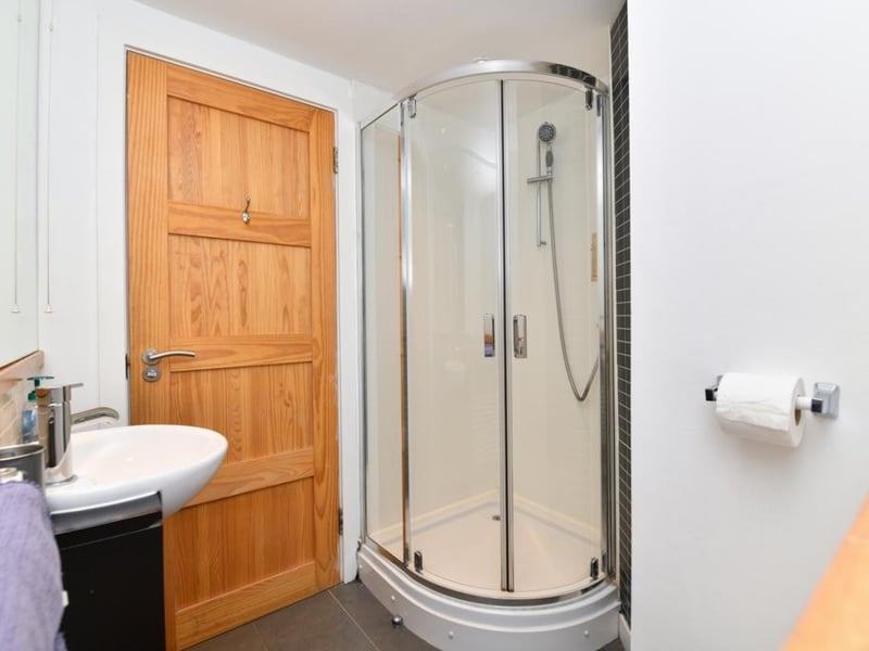 Shower room.
