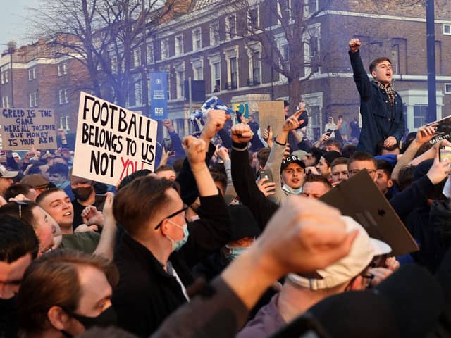 Football supporters demonstrate against the proposed European Super League outside of Stamford Bridge (Photo by ADRIAN DENNIS/AFP via Getty Images)
