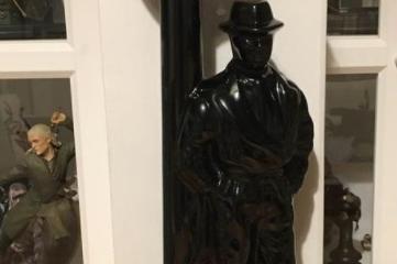 This 80's retro lamp features a man in a trench coat and definitely reminds us of Singin' in the Rain! It is currently for sale on Facebook Marketplace for £14.